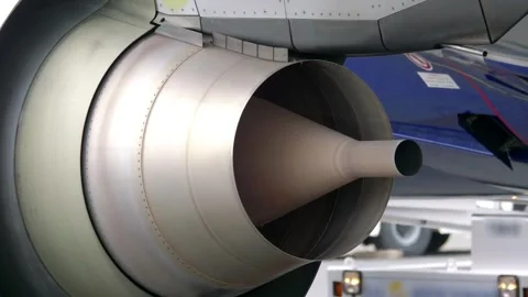 Close-Up View of an Airplane Engine on the Tarmac in 4k slow motion 60fps Vídeos de archivo 280070346