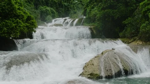 Close up view of Aliwagwag Falls. Vídeo Stock 250502829