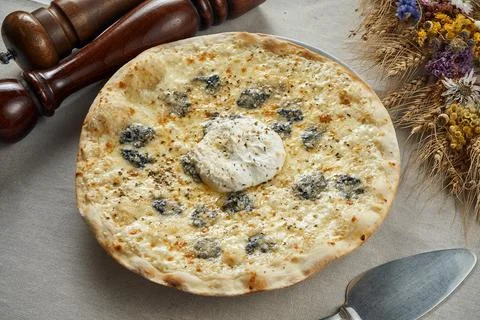 Close up view on Appetizing 4 cheese pizza on a linen gray tablecloth in a re Foto stock