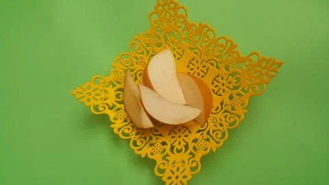 Close up view of apple slices placed in plastic yellow changair or container  Foto stock