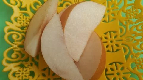 Close up view of apple slices placed in plastic yellow changair or container  Foto stock