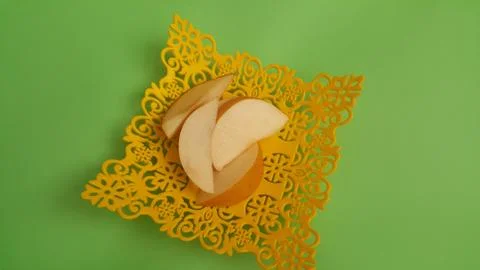 Close up view of apple slices placed in plastic yellow changair or container  Foto stock