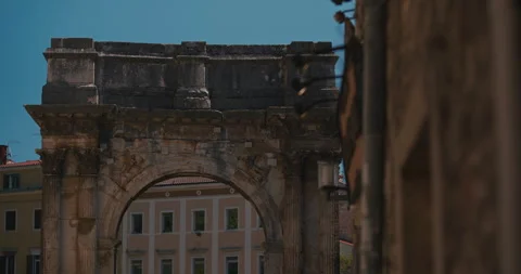 Close View of the Arch of the Sergii in Pula Video stock 335195987