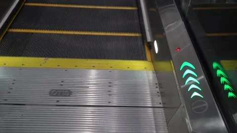 Close-up view of the arrow showing on the escalator is going up. Vidéo 269009105