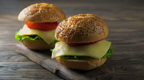 Close up view of assembling a beef hamburger Video stock 65729533