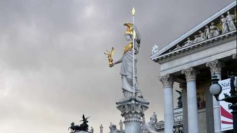 Close view of the athena statue in front of the parliament building in vienna Vídeos de archivo 87003629