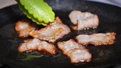 Close-up view of bacon slices in frying pan. time-lapse Stock Footage 172433426