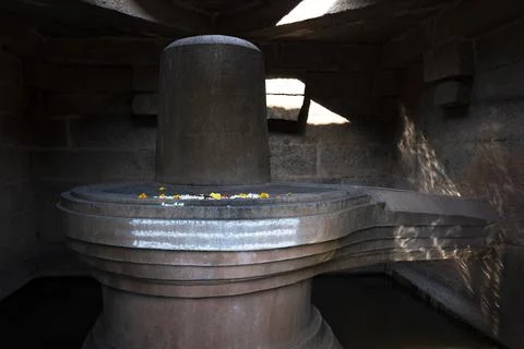 Close view of Badavi Linga (Large Shiva Linga) isolated in temple Fotos de archivo