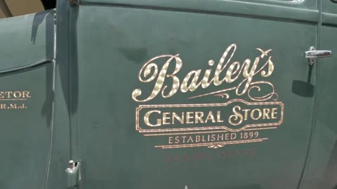 Close View of Bailey's General Store Logo on Vintage Delivery Truck Vidéo 343895479