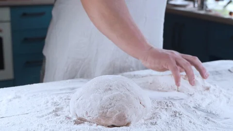 Close up view of baker’s hands kneading the dough on the table. Vidéo 111289765