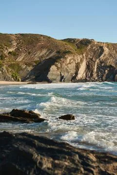 Close-up view of the beach and rocks washed by the ocean waves. Atlantic Ocea Foto stock