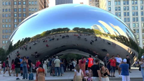 Close up view of the Bean Cloud Gate and tourists in Chicago. Skyline reflection Stock Footage 319047113