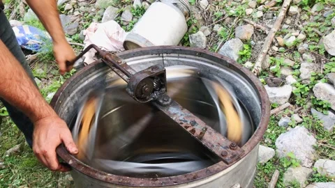 Close up view bee honey extraction machine in action. Natural process of hone Vídeos de archivo 148259160