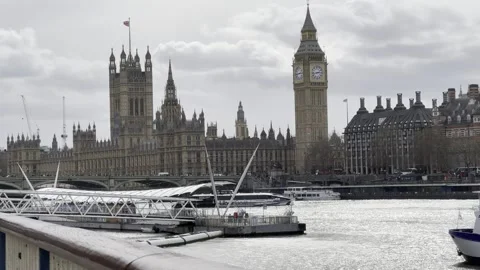 Close View of Big Ben and Houses of Parliament from River Thames London Vidéo 331822496