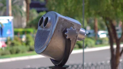 Close-up view of a binocular viewer situated in an urban environment, with .. Vidéo 280867400