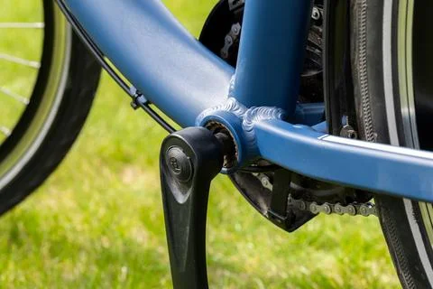 Close-up view of a blue bicycle frame showcasing the crankset and chain mec.. Fotos Stock