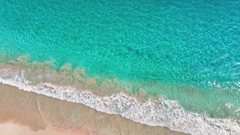 Close-up view of blue wave on tropical paradise beach in Caribbean Sea.  動画素材 330584211