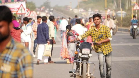 Close view of a boy pushing bike on Indian roads Vidéo 150736820
