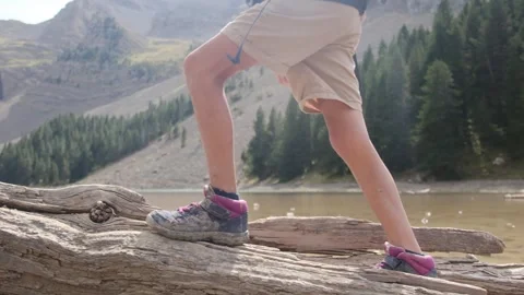Close up view of boy walking on tree log Vídeos de archivo 252846976