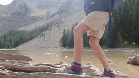Close up view of boy walking on tree log Vídeos de archivo 252846982