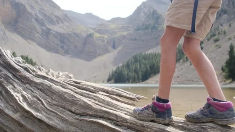 Close up view of boy walking on tree log Vídeos de archivo 252847024