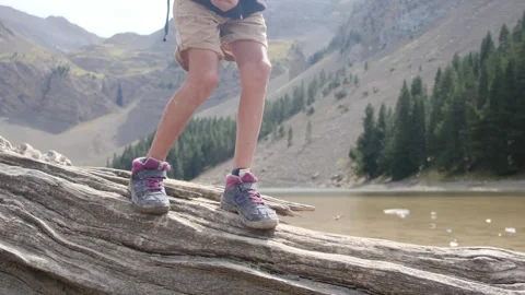 Close up view of boy walking on tree log Vídeos de archivo 252847030