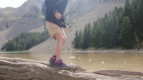 Close up view of boy walking on tree log Vídeos de archivo 252847053