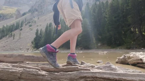 Close up view of boy walking on tree log Vídeos de archivo 252847098