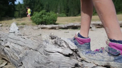 Close up view of boy walking on tree log Vídeos de archivo 252847122