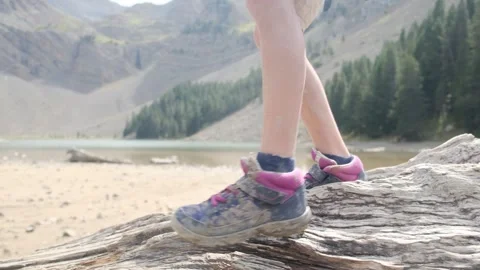 Close up view of boy walking on tree log Vídeos de archivo 252847829