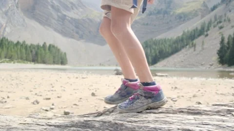 Close up view of boy walking on tree log Vídeos de archivo 252848182