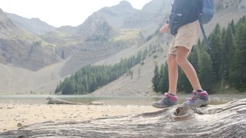 Close up view of boy walking on tree log Vídeos de archivo 252849025