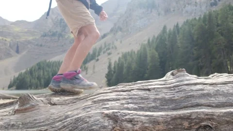Close up view of boy walking on tree log Vídeos de archivo 252849246