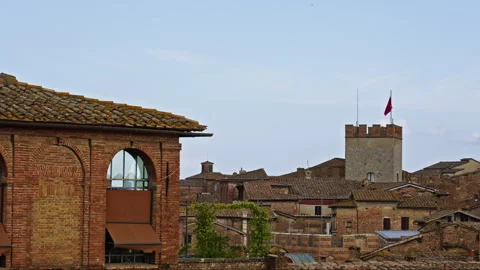 Close-Up View of Brick Architecture and Tower with Flag in Tuscany Vidéo 256029961
