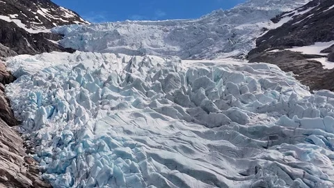 A close-up view of the Briksdal Glacier. Vidéo 341108301