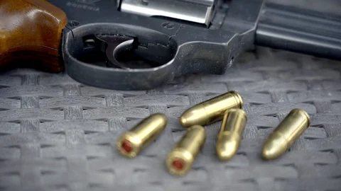 Close up view of bullets and handgun Vidéo 95888804