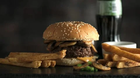 Close-up view of burger with various ingredients on a wooden board , fast food. Vídeo Stock 336579235