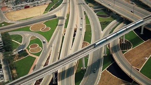 Close up view of a busy highway intersection in Dubai, UAE at daytime Vídeos de archivo 82382218