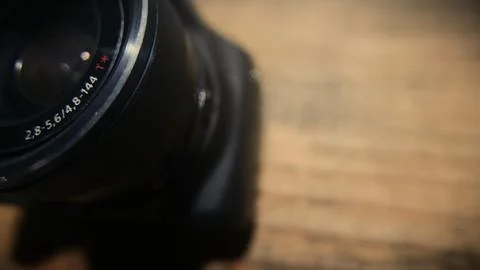 A close-up view of a camera lens: a professional zoom camera. A digital camera Fotos de archivo