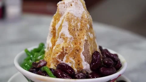 Close-up view of the cendol dessert with gula Melaka syrup. 動画素材 285286686