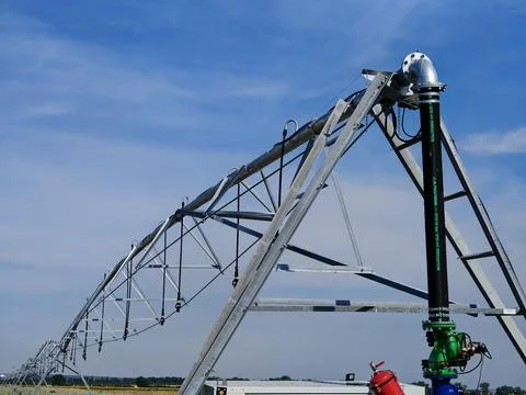 Close view of a center pivot irrigation tower against blue sky Stock-Fotos