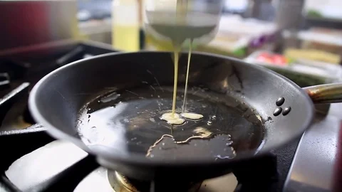 Close Up View Of Chef Hands Pouring Pancake Mix In A Frying Pan  Vidéo 83644704