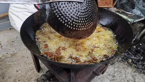 Close-up view of chicken kebabs being fried in hot oil in a large pan on a .. Vídeos de archivo 337037701