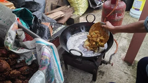 Close-up view of chicken kebabs being fried in hot oil in a large pan on a .. Vídeos de archivo 337037782