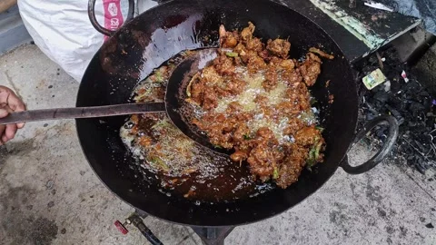 Close-up view of chicken kebabs being fried in hot oil in a large pan on a .. Vídeos de archivo 337038761