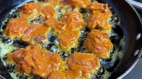 Close view of chicken pieces deep frying in pan with sizzling oil Vidéo 332912570