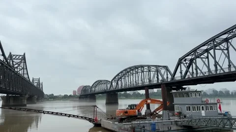 Close View of the China North Korea Friendship Bridge at Dandong Vidéo 340176011