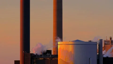 Close-up view of CHP plant pipes with smoke. Vídeo Stock 144642338