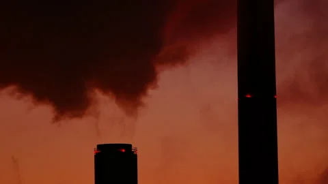 Close-up view of CHP plant pipes with smoke in the red sunset light. Vídeo Stock 152484880