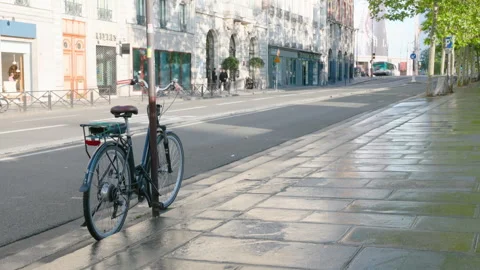 Close up view of a classic bicycle parked on a sidewalk Vídeo Stock 335132169